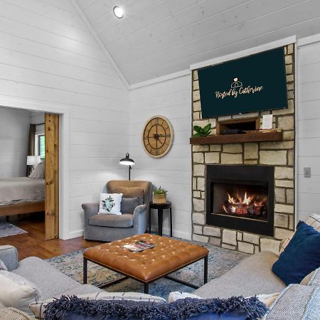 Stunning Luxury Cabin W Hot Tub And Fire Pit Holy Shiplap Is Perfect Romantic Couples Getaway โบรคเคนโบว์ ภายนอก รูปภาพ