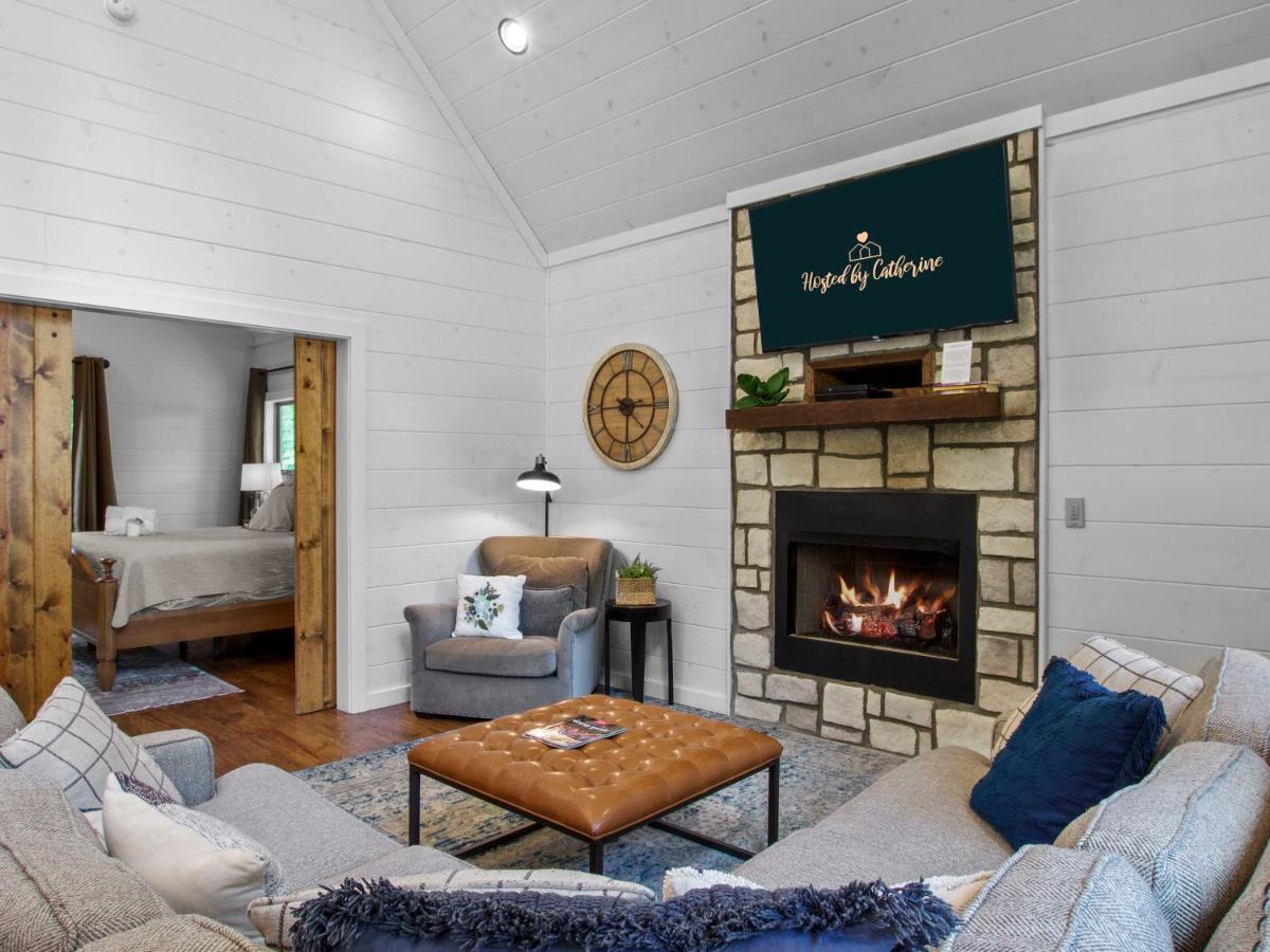 Stunning Luxury Cabin W Hot Tub And Fire Pit Holy Shiplap Is Perfect Romantic Couples Getaway โบรคเคนโบว์ ภายนอก รูปภาพ