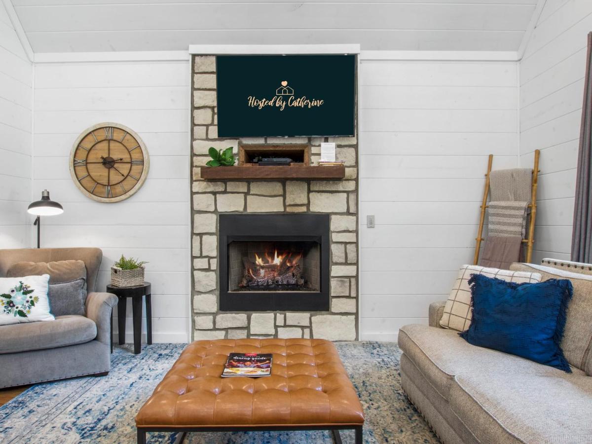 Stunning Luxury Cabin W Hot Tub And Fire Pit Holy Shiplap Is Perfect Romantic Couples Getaway โบรคเคนโบว์ ภายนอก รูปภาพ