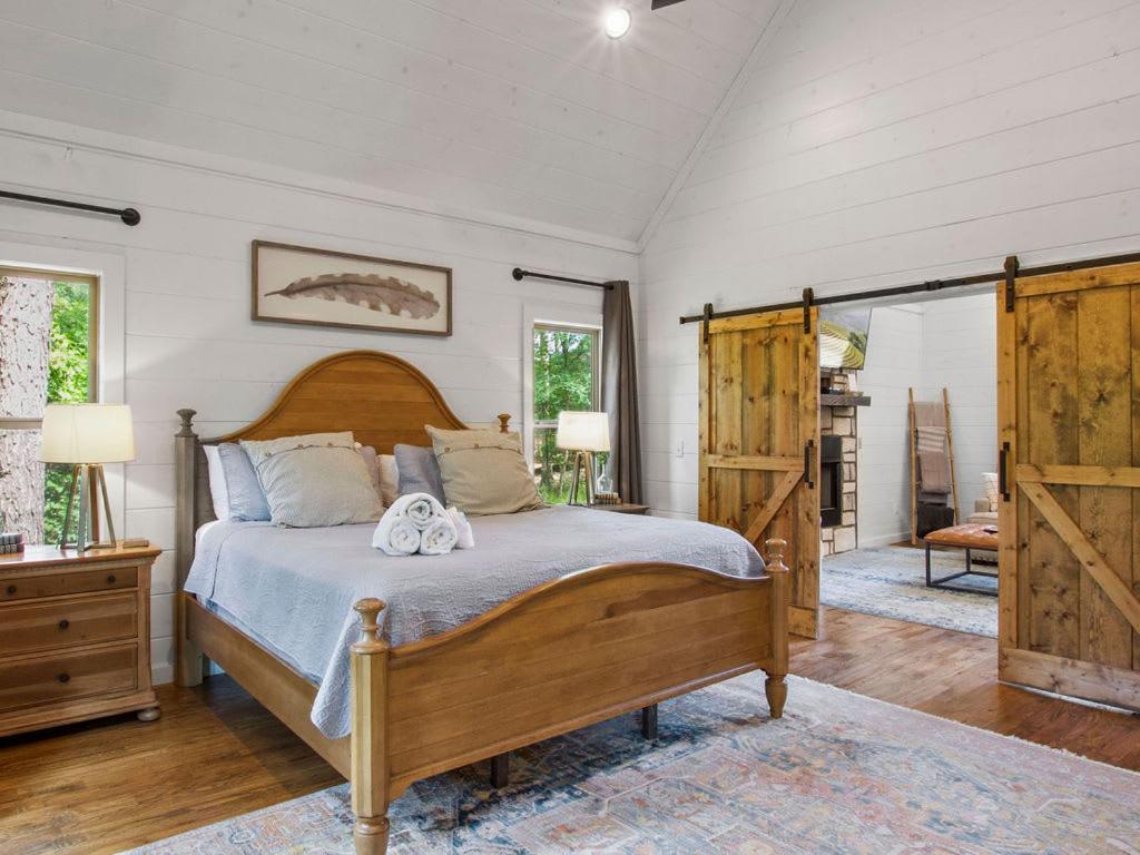 Stunning Luxury Cabin W Hot Tub And Fire Pit Holy Shiplap Is Perfect Romantic Couples Getaway โบรคเคนโบว์ ภายนอก รูปภาพ