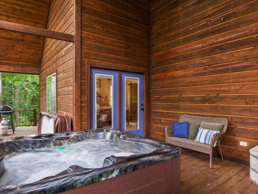 Stunning Luxury Cabin W Hot Tub And Fire Pit Holy Shiplap Is Perfect Romantic Couples Getaway โบรคเคนโบว์ ภายนอก รูปภาพ