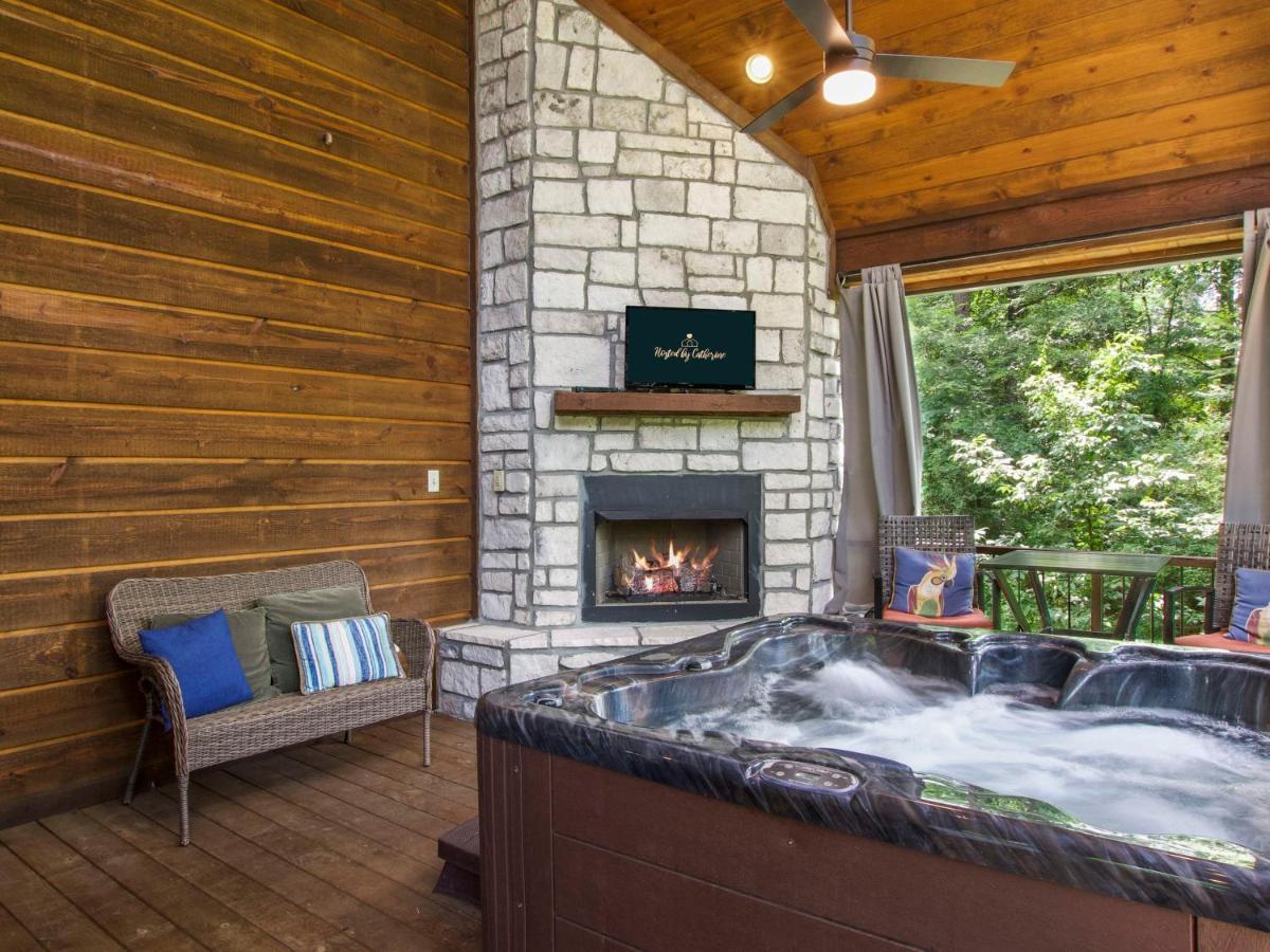 Stunning Luxury Cabin W Hot Tub And Fire Pit Holy Shiplap Is Perfect Romantic Couples Getaway โบรคเคนโบว์ ภายนอก รูปภาพ