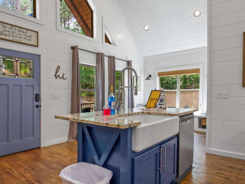Stunning Luxury Cabin W Hot Tub And Fire Pit Holy Shiplap Is Perfect Romantic Couples Getaway โบรคเคนโบว์ ภายนอก รูปภาพ
