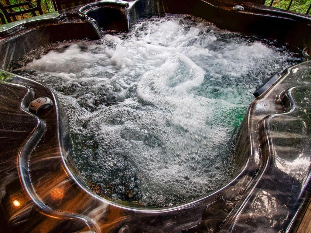 Stunning Luxury Cabin W Hot Tub And Fire Pit Holy Shiplap Is Perfect Romantic Couples Getaway โบรคเคนโบว์ ภายนอก รูปภาพ