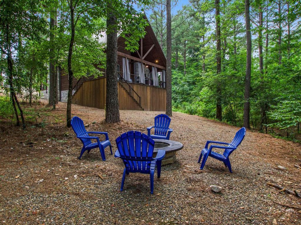Stunning Luxury Cabin W Hot Tub And Fire Pit Holy Shiplap Is Perfect Romantic Couples Getaway โบรคเคนโบว์ ภายนอก รูปภาพ