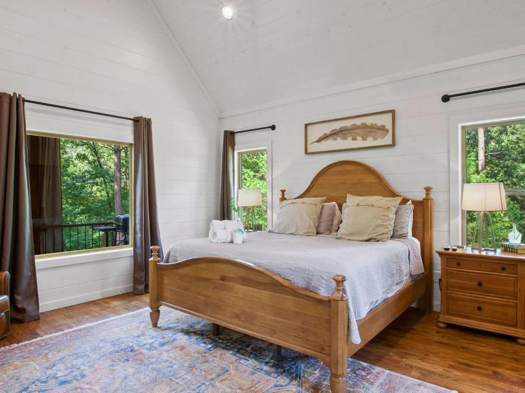 Stunning Luxury Cabin W Hot Tub And Fire Pit Holy Shiplap Is Perfect Romantic Couples Getaway โบรคเคนโบว์ ภายนอก รูปภาพ