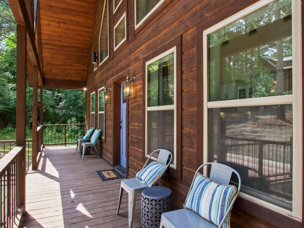 Stunning Luxury Cabin W Hot Tub And Fire Pit Holy Shiplap Is Perfect Romantic Couples Getaway โบรคเคนโบว์ ภายนอก รูปภาพ