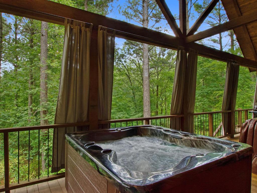 Stunning Luxury Cabin W Hot Tub And Fire Pit Holy Shiplap Is Perfect Romantic Couples Getaway โบรคเคนโบว์ ภายนอก รูปภาพ